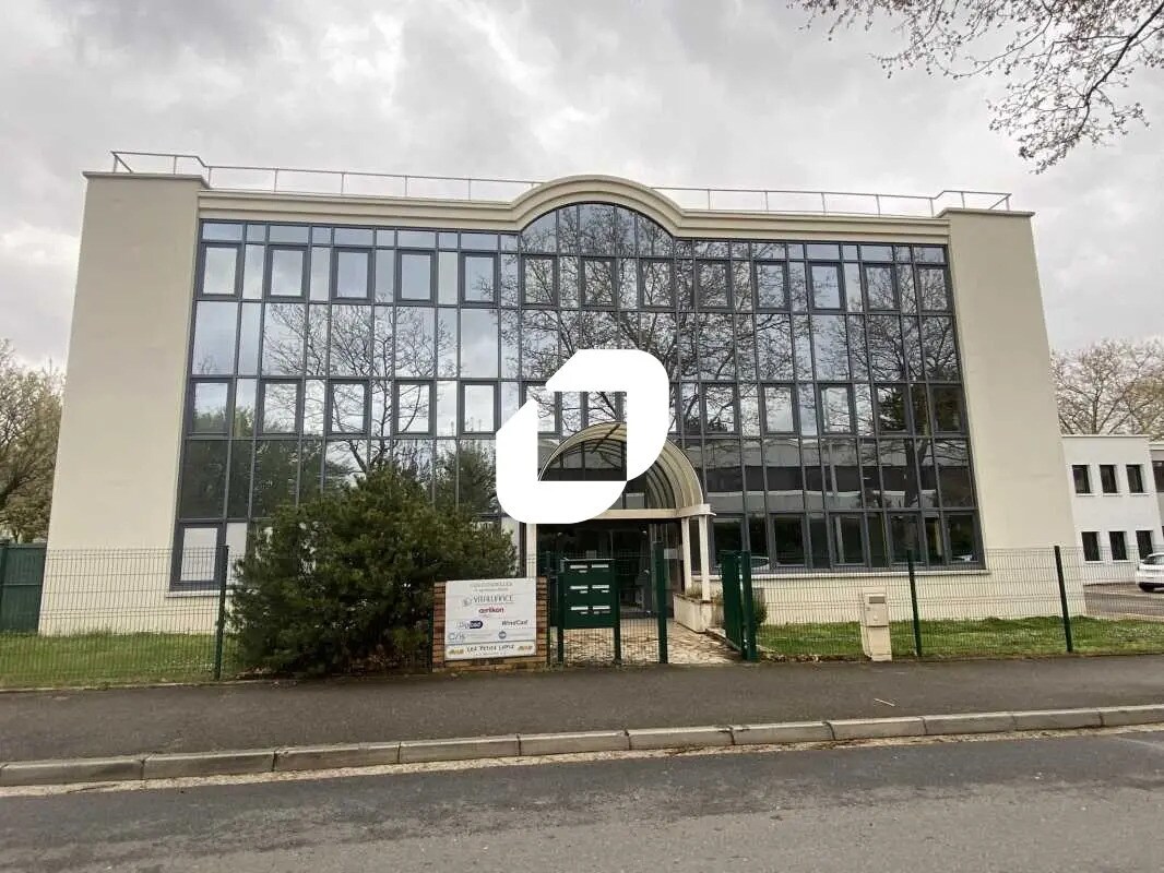 Rue Maryse Bastié, Bron à louer Photo de l’immeuble– Image 1 sur 6