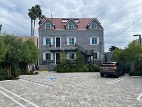 7053 Owensmouth Ave, Canoga Park, CA à louer Photo intérieure– Image 2 sur 19