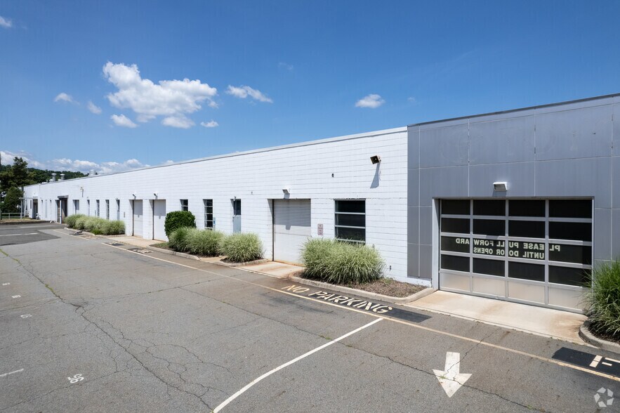 16 McKee Dr, Mahwah, NJ à louer - Photo de l’immeuble – Image 2 sur 7