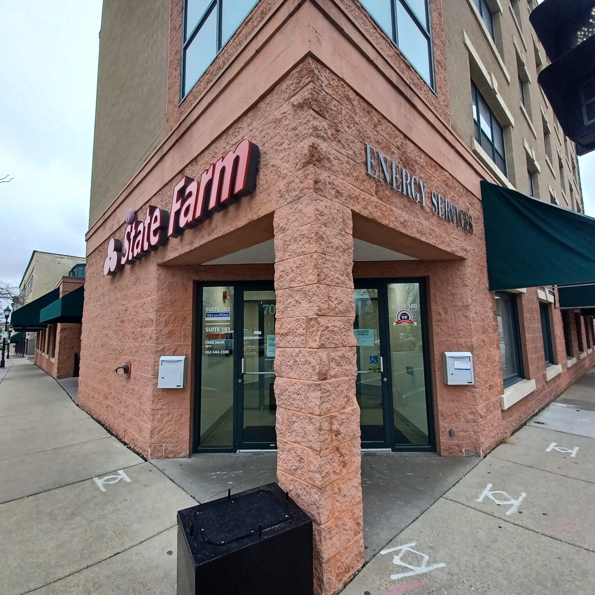 707 N Grand Ave, Waukesha, WI à louer Photo principale– Image 1 sur 3