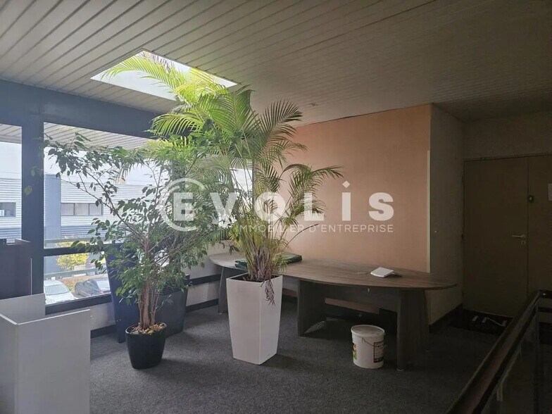 Bureau dans Villejust à louer - Photo intérieure – Image 2 sur 8