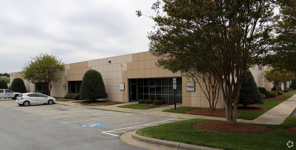 7345 W Friendly Ave, Greensboro, NC à louer - Photo de l’immeuble – Image 2 sur 7
