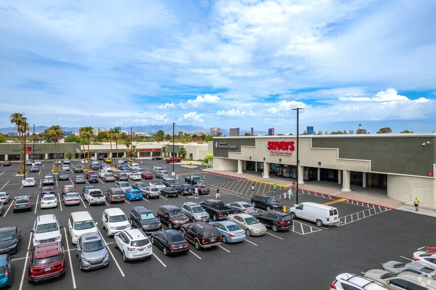 2340 E Tropicana Ave, Las Vegas, NV à louer - Photo de l’immeuble – Image 2 sur 22