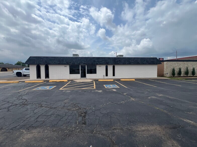 2812 W Hefner Rd, Oklahoma City, OK à louer - Photo de l’immeuble – Image 2 sur 11
