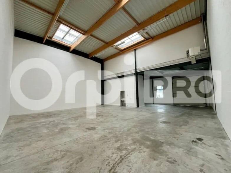 Local d’activités dans Lieusaint à louer - Photo intérieure – Image 1 sur 11