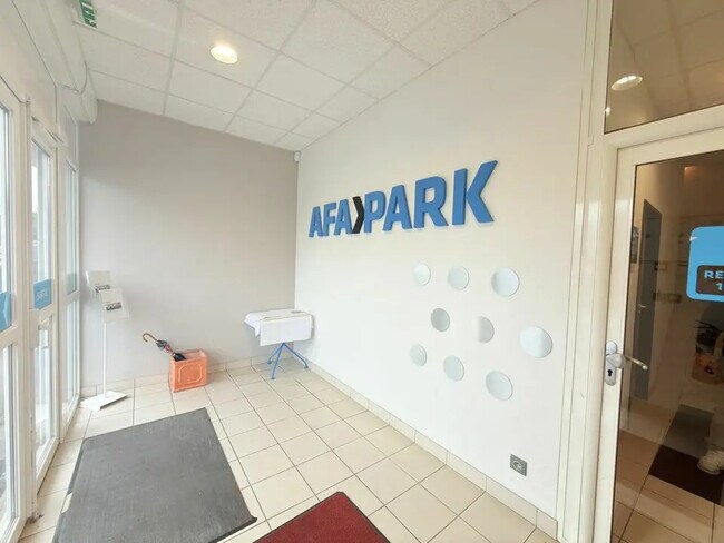 Plus de détails pour Local d’activités à vendre