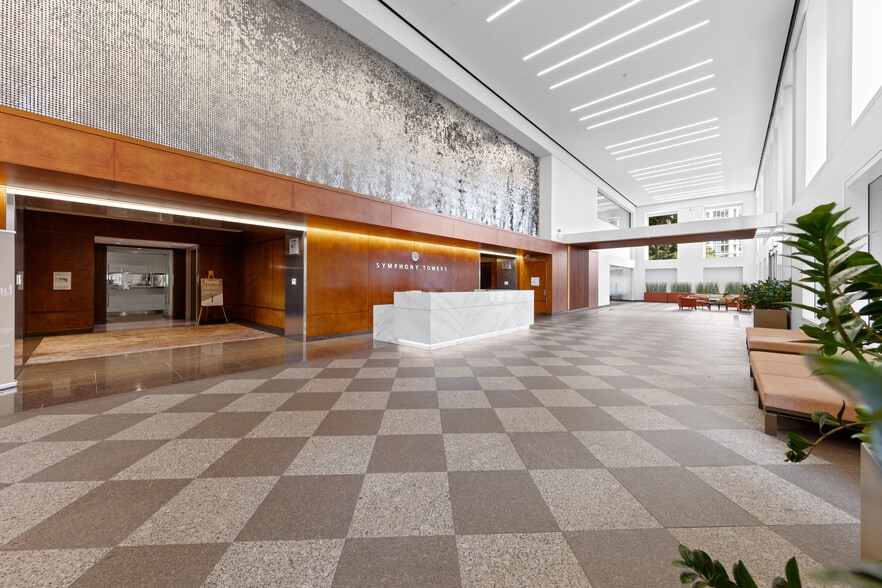 750 B St, San Diego, CA à louer - Hall d’entrée – Image 2 sur 12