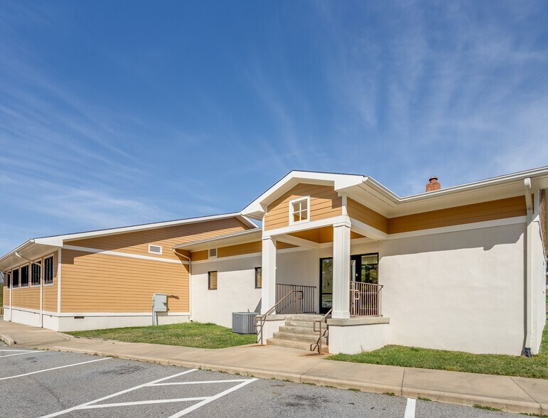 138 N Main St, Canton, NC à vendre - Photo principale – Image 1 sur 35