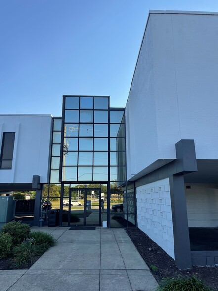 138 S Rosemont Rd, Virginia Beach, VA à louer - Photo de l’immeuble – Image 2 sur 13