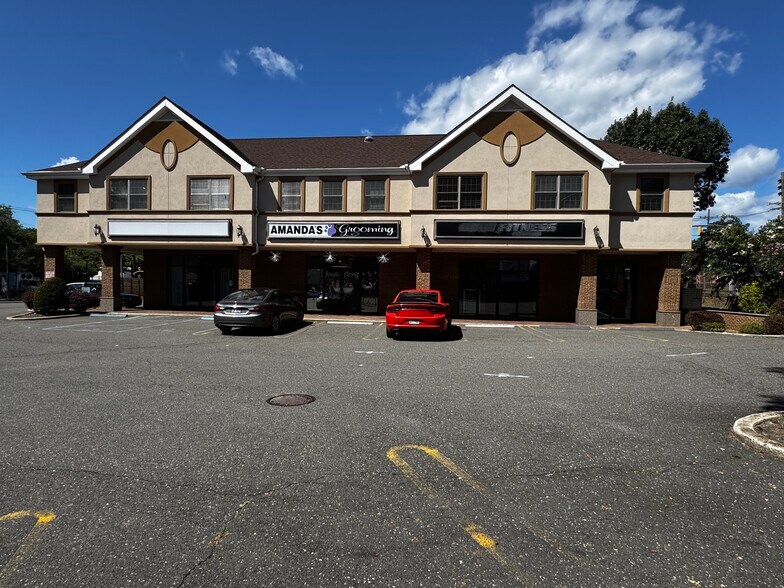 72-74 Cedar Swamp Rd, Glen Cove, NY à vendre - Photo de l’immeuble – Image 1 sur 11