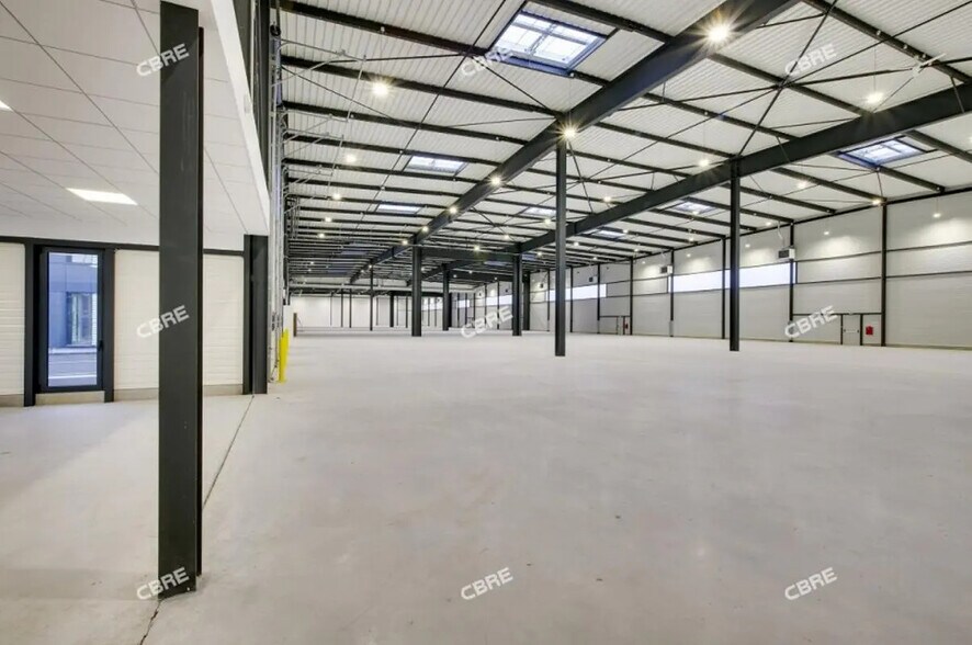 Bureau dans Le Bourget à louer - Photo de l’immeuble – Image 1 sur 13