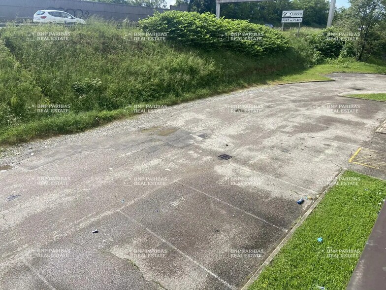 Local d’activités dans Échirolles à louer - Photo de l’immeuble – Image 3 sur 4