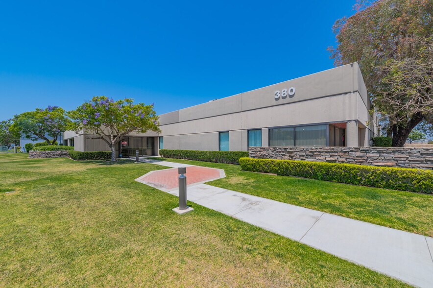 380-384 Clinton St, Costa Mesa, CA à louer - Photo de l’immeuble – Image 1 sur 20
