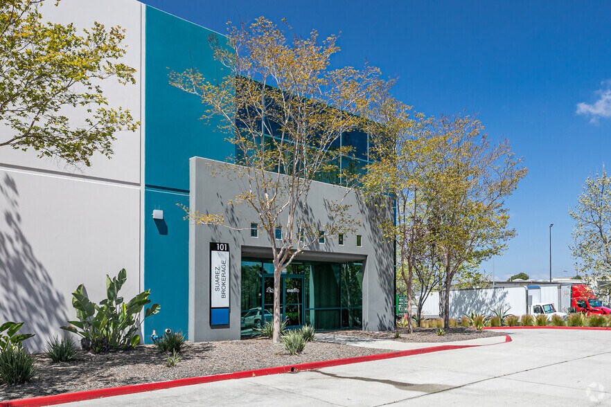 6995 Calle De Linea, San Diego, CA à louer - Photo de l’immeuble – Image 3 sur 7