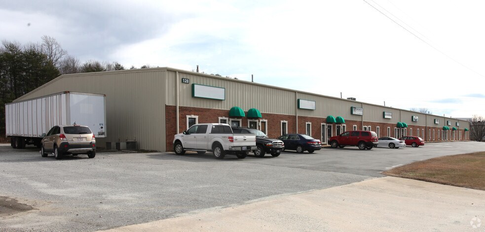 128 Furlong Industrial Dr, Kernersville, NC à louer - Photo de l’immeuble – Image 2 sur 8
