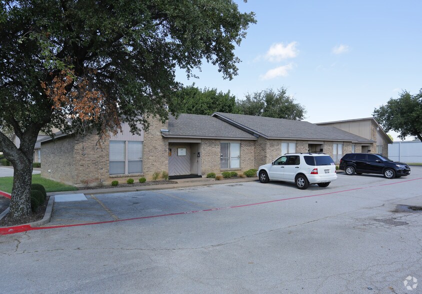 2100 Roosevelt Dr, Arlington, TX à louer - Photo principale – Image 1 sur 5