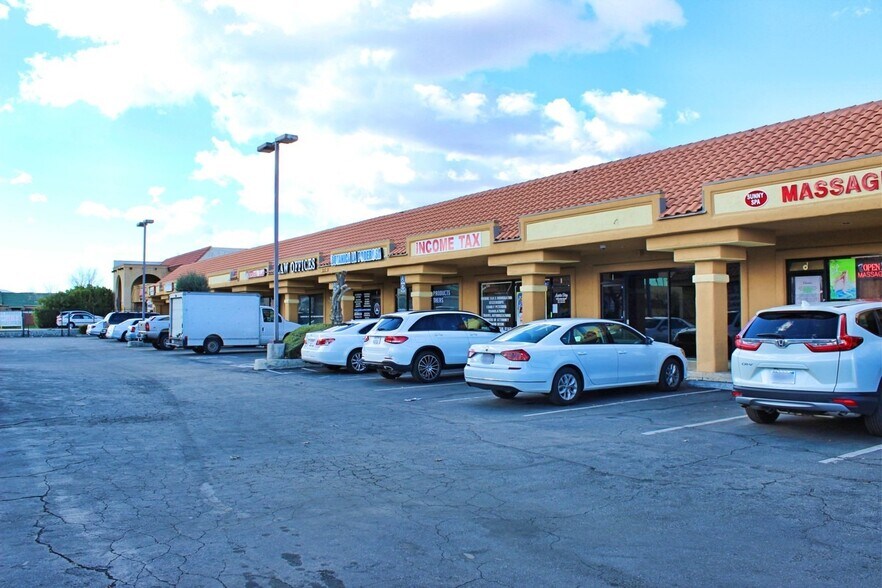 323-327 E Palmdale Blvd, Palmdale, CA à louer - Photo de l’immeuble – Image 2 sur 9