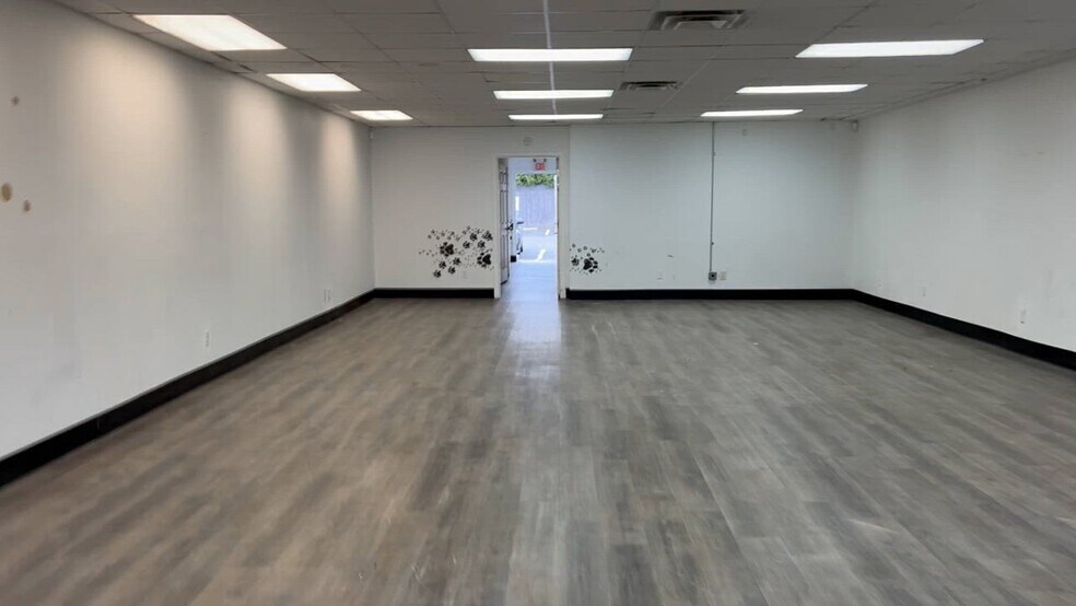 933-939 N Broadway, Massapequa, NY à louer - Vidéo sur l’annonce professionnelle – Image 2 sur 4