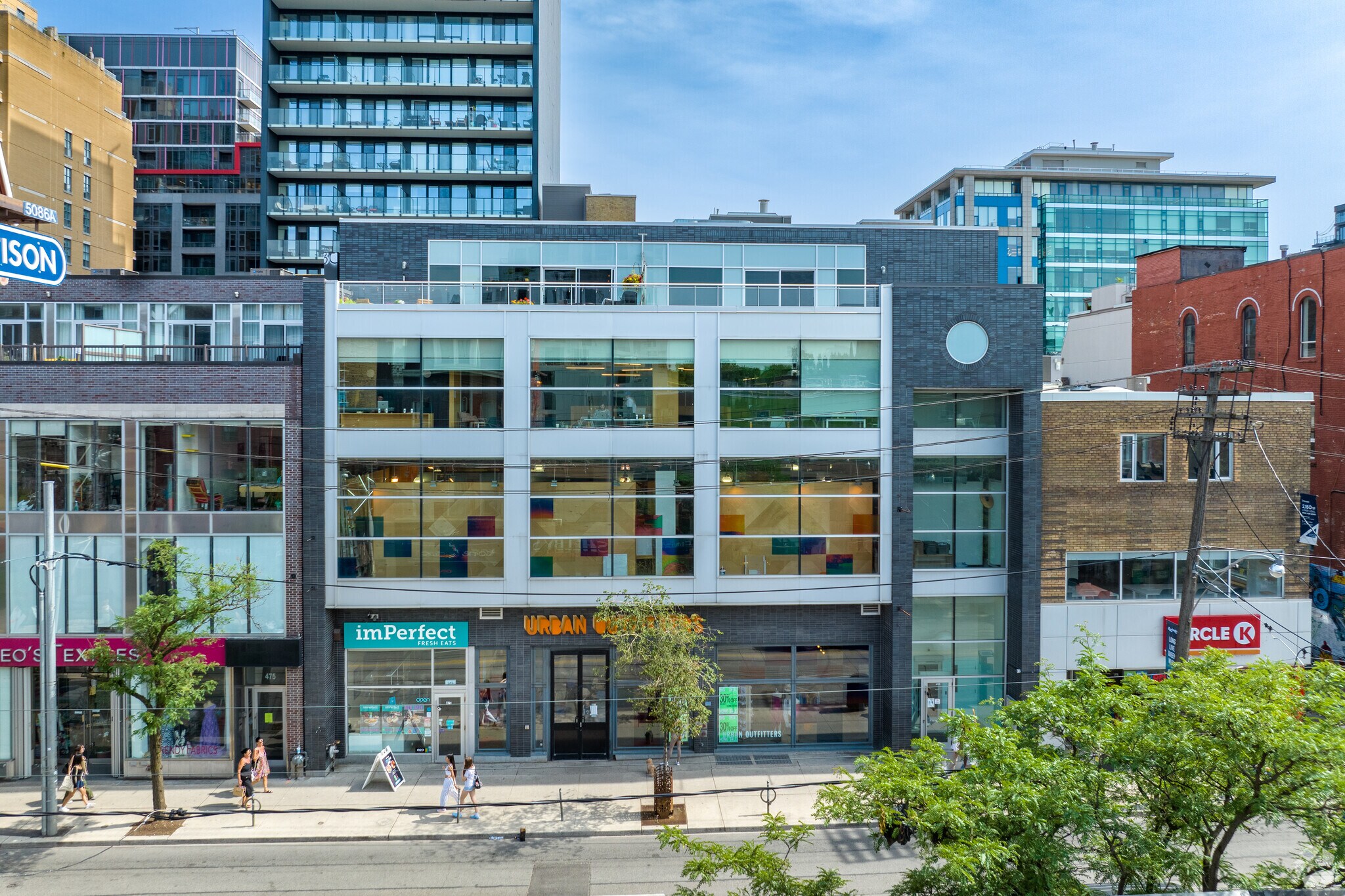 477-483 Queen St W, Toronto, ON à louer Photo de l’immeuble– Image 1 sur 6