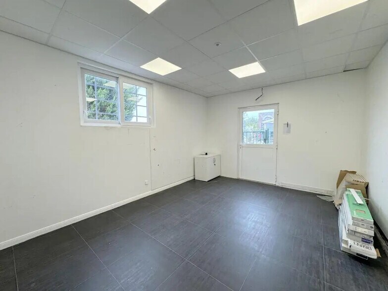 Local d’activités dans Conflans-Sainte-Honorine à louer - Photo de l’immeuble – Image 2 sur 19