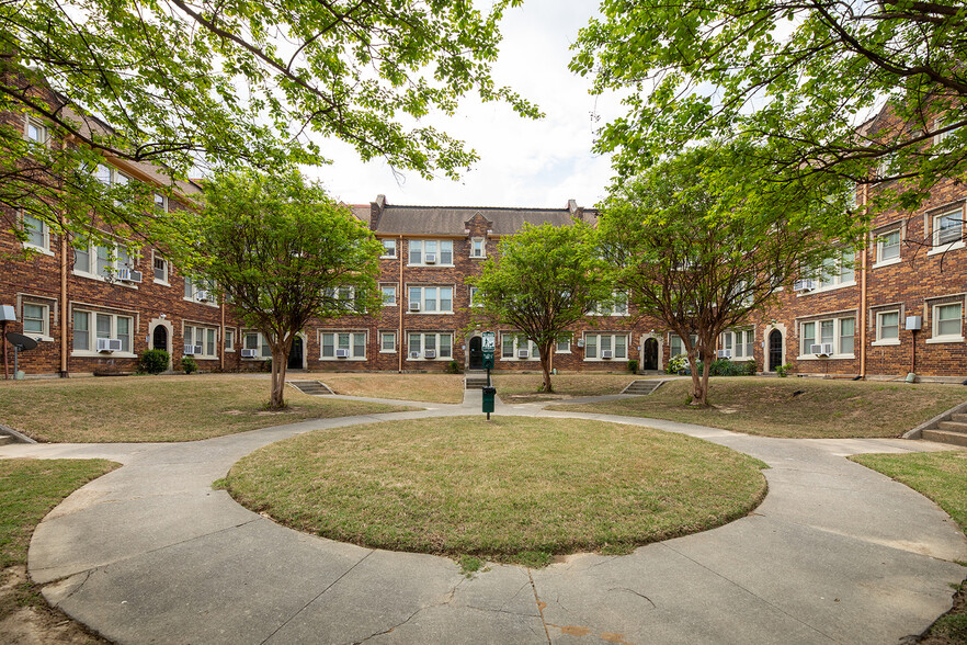 1531 Poplar Ave, Memphis, TN à vendre - Photo de l’immeuble – Image 1 sur 23