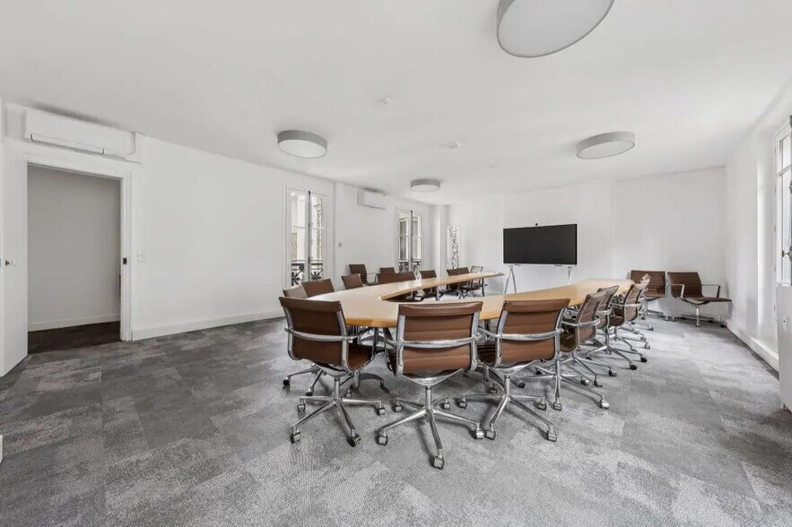 112-114 Rue La Boétie, Paris à louer - Photo de l’immeuble – Image 3 sur 17