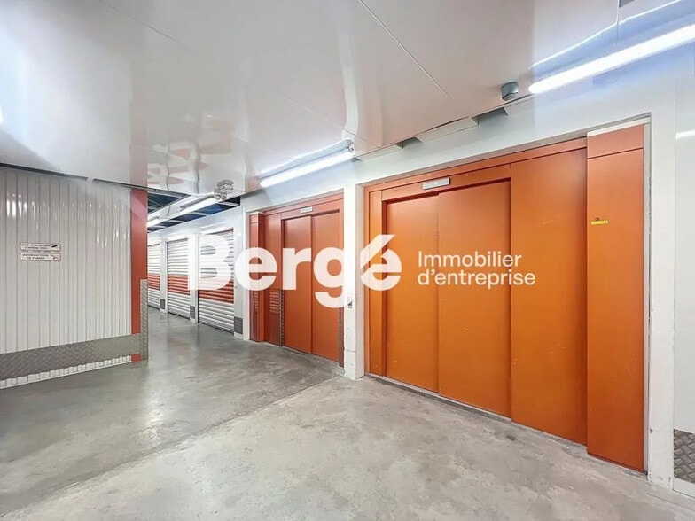 Industriel/Logistique dans Antibes à louer - Photo de l’immeuble – Image 2 sur 10