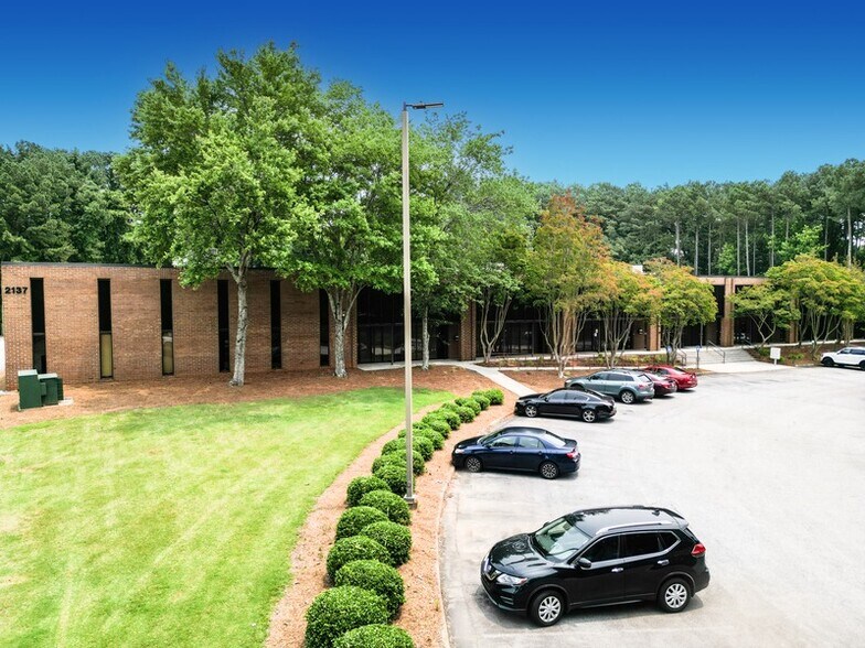 2137 Flintstone Dr, Tucker, GA à louer - Photo de l’immeuble – Image 2 sur 10