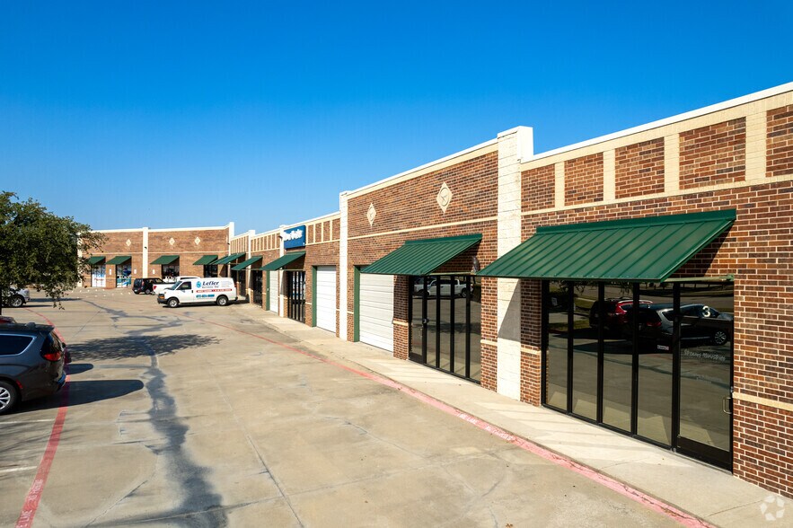 708 Valley Ridge Cir, Lewisville, TX à louer - Photo de l’immeuble – Image 3 sur 6