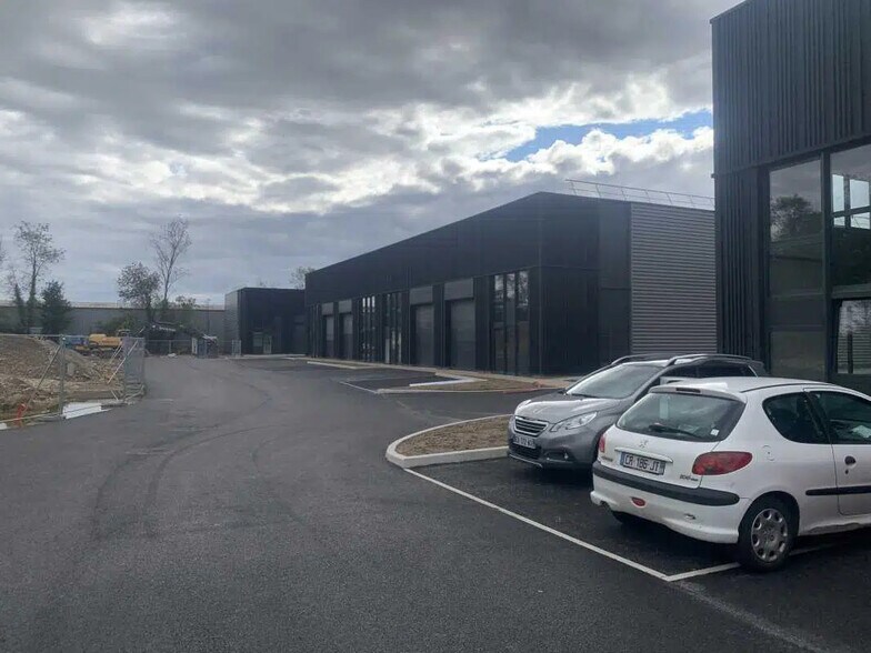 Local d’activités dans Trévoux à louer - Photo de l’immeuble – Image 2 sur 4