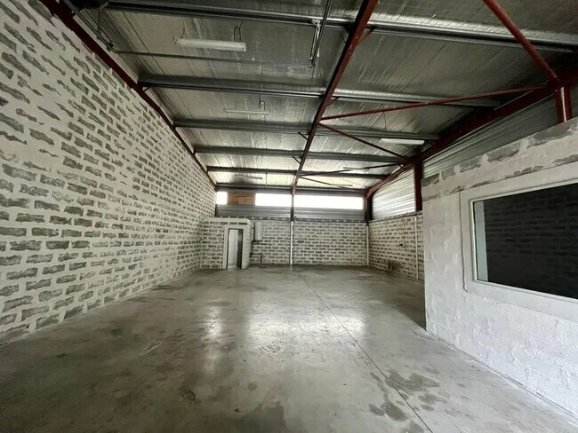 Plus de détails pour Local d'activités à louer