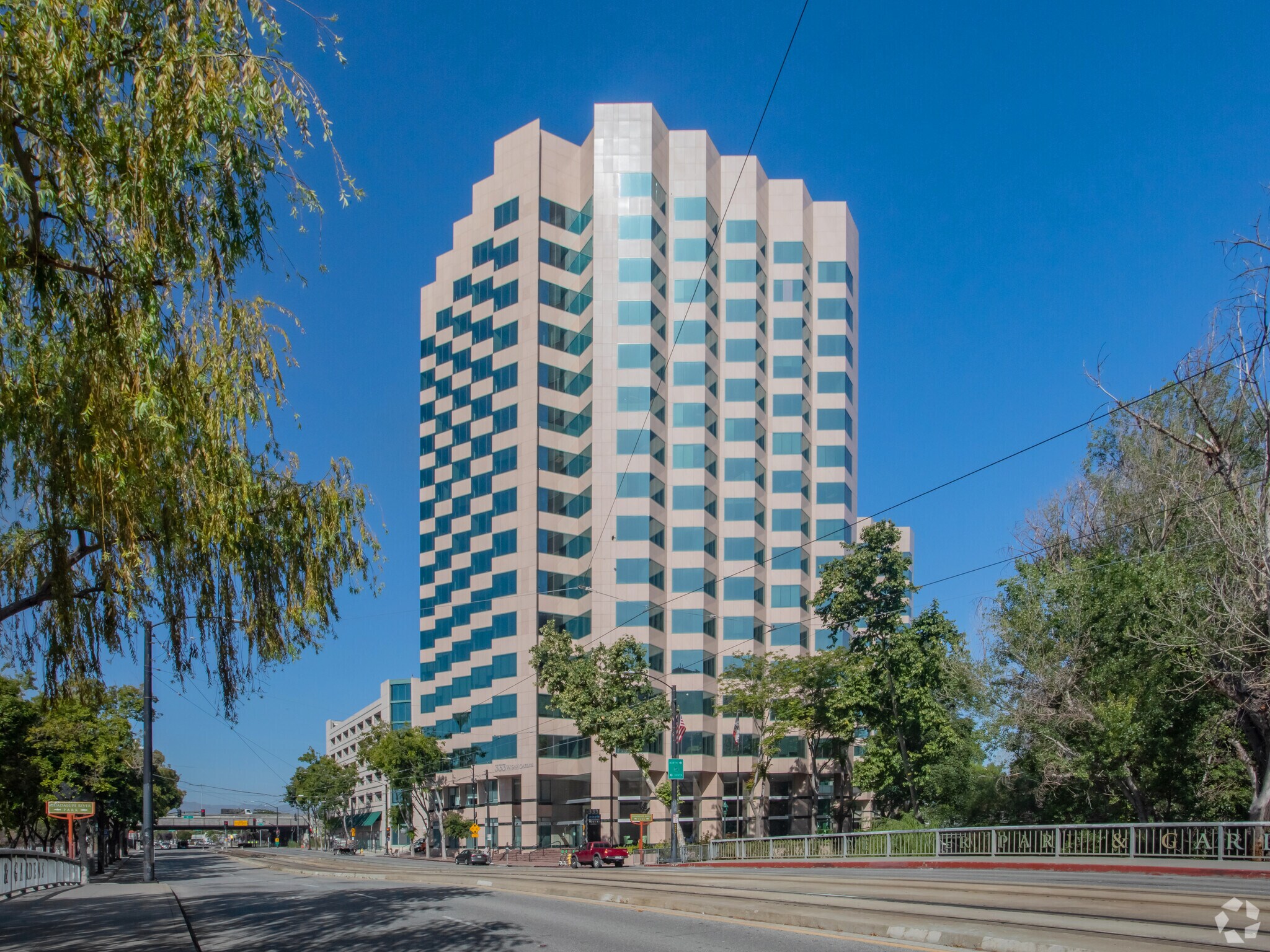 300 Park Ave, San Jose, CA à louer Photo de l’immeuble– Image 1 sur 38