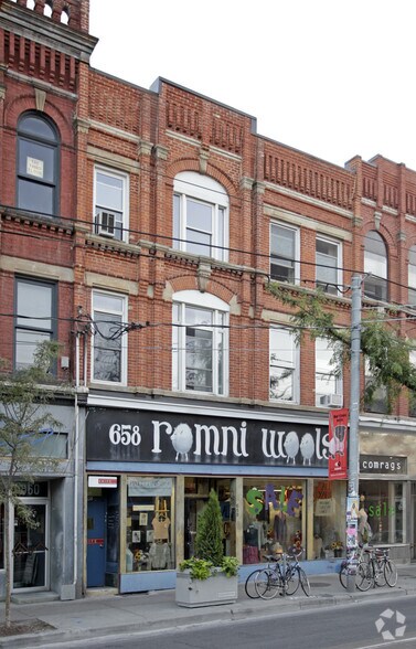 656-658 Queen St W, Toronto, ON à louer - Photo de l’immeuble – Image 3 sur 5