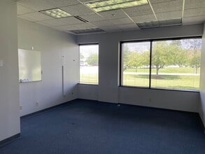 11492 Bluegrass Pky, Louisville, KY à louer Photo intérieure– Image 1 sur 4