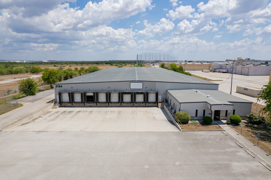 3194 N Interstate 35, New Braunfels, TX à louer - Photo de l’immeuble – Image 3 sur 17