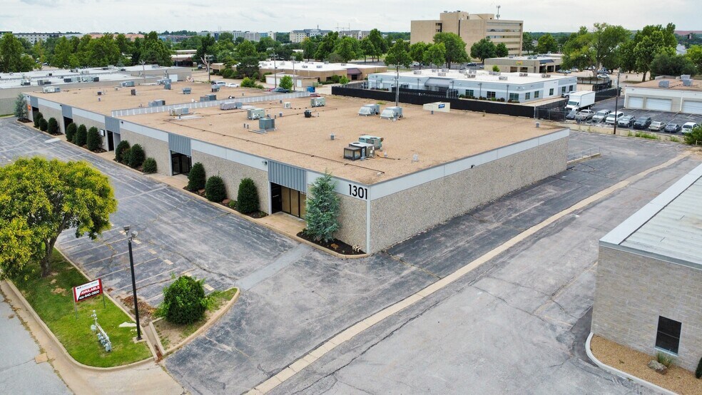1301 Cornell Pky, Oklahoma City, OK à louer - Photo de l’immeuble – Image 2 sur 2