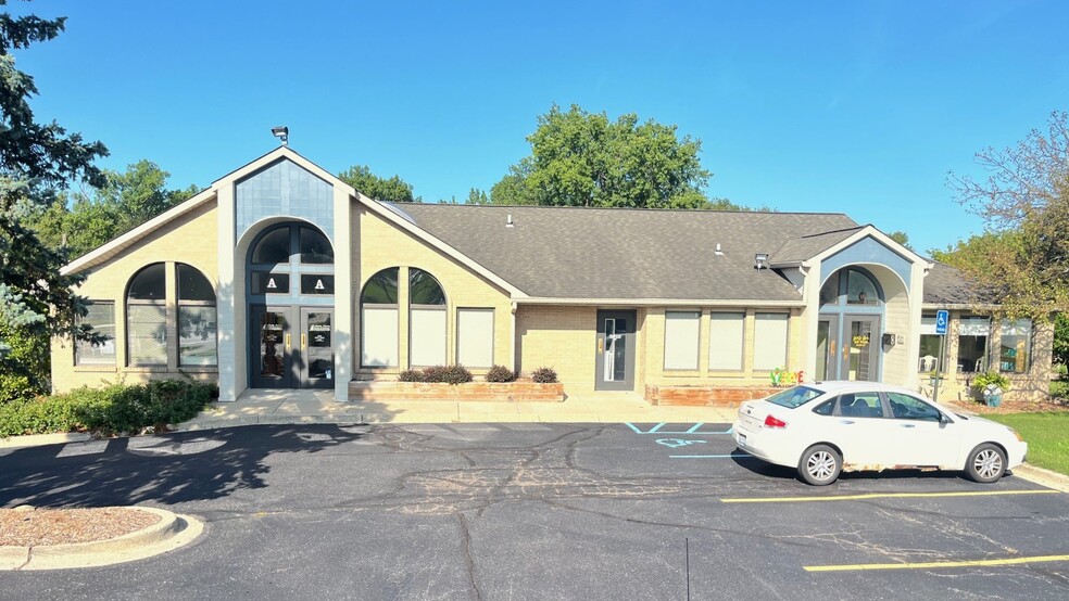 305 N Pontiac Trail, Walled Lake, MI à louer - Photo de l’immeuble – Image 1 sur 8
