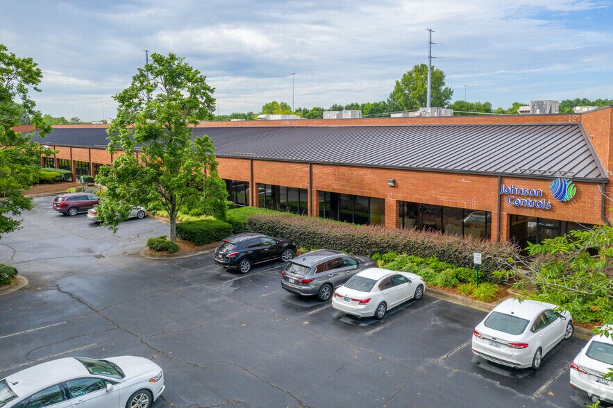 9844 Southern Pine Blvd, Charlotte, NC à louer - Photo principale – Image 1 sur 6