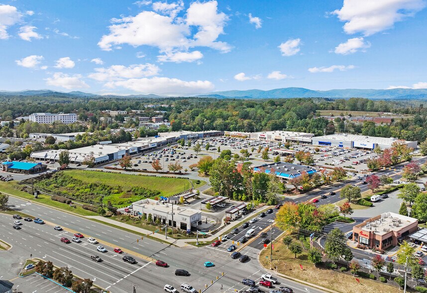 1980 Rio Hill Ctr, Charlottesville, VA à louer - Aérien – Image 2 sur 8