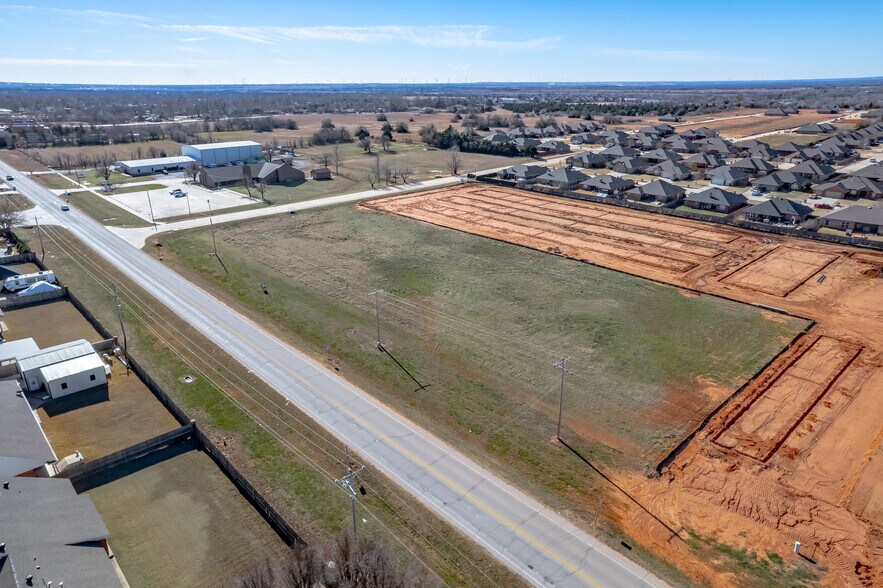 501 N Clear Springs Rd, Mustang, OK à vendre - Photo de l’immeuble – Image 3 sur 17