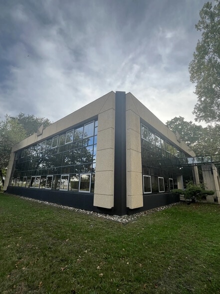 9 Avenue Léonard De Vinci, Pessac à louer - Photo de l’immeuble – Image 2 sur 10