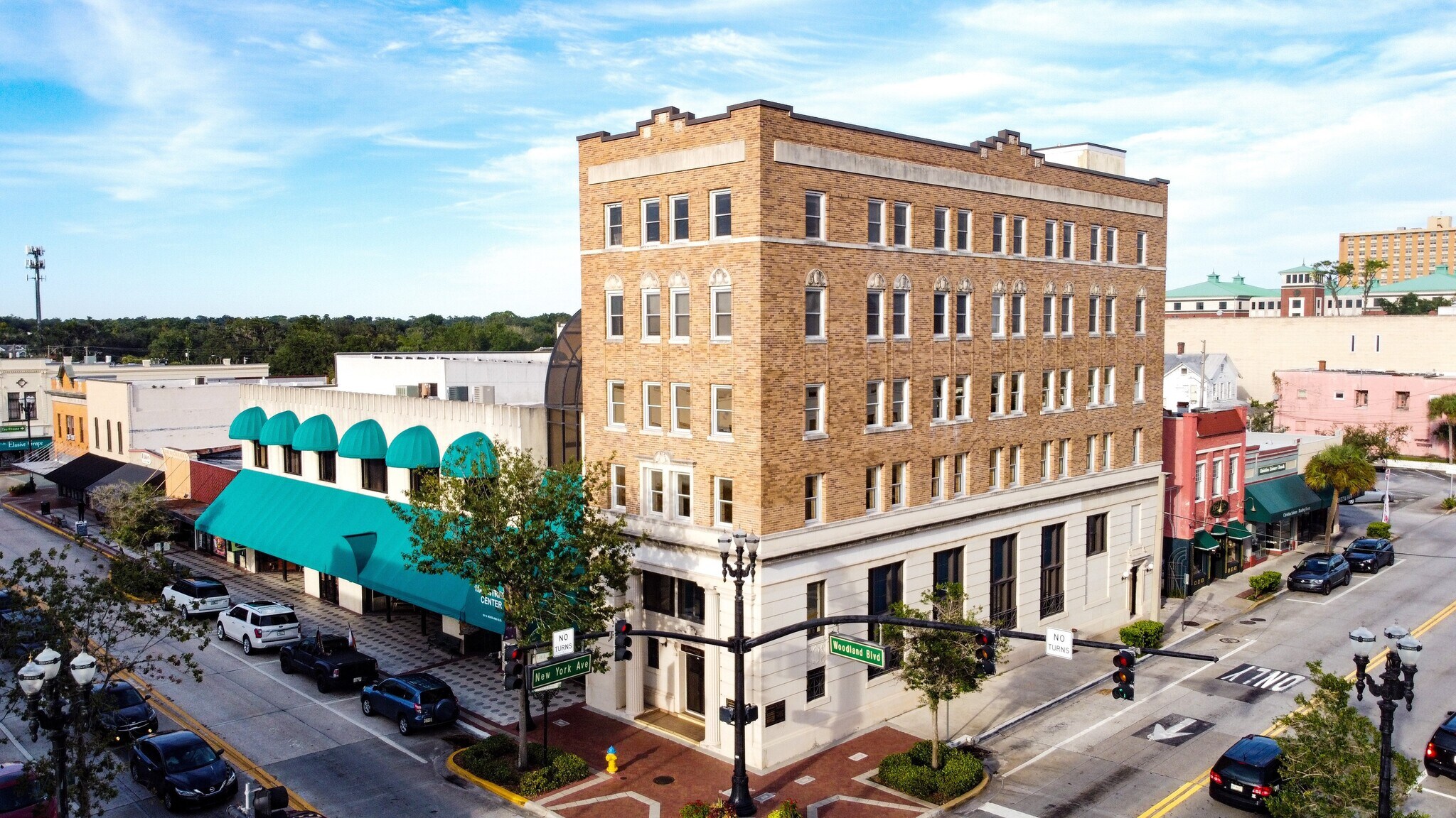 101 N Woodland Blvd, Deland, FL à louer Photo principale– Image 1 sur 11