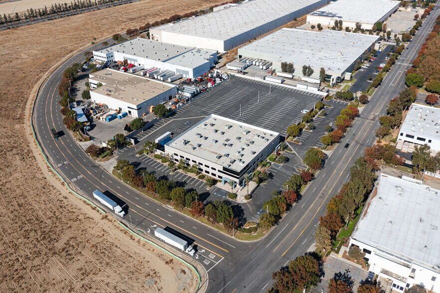 1260 S Dupont Ave, Ontario, CA à vendre - Photo de l’immeuble – Image 3 sur 10