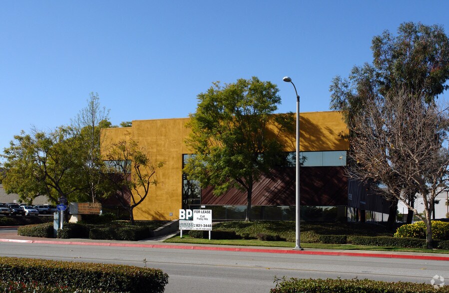 17595 Almahurst St, City of Industry, CA à louer - Photo de l’immeuble – Image 2 sur 6