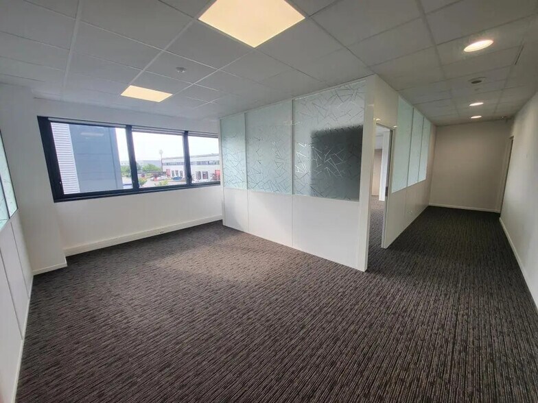 355 Avenue Henri Schneider, Meyzieu à louer - Photo de l’immeuble – Image 3 sur 6