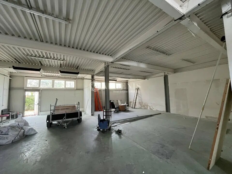 Local d’activités dans Voisins-le-Bretonneux à louer Photo de l’immeuble– Image 1 sur 4