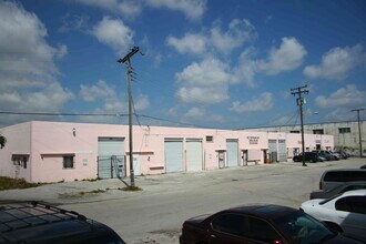 400-490 SE 11th Ave, Hialeah, FL à louer Photo de l’immeuble– Image 1 sur 1