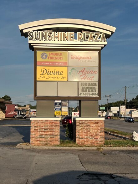 1500 E Sunshine St, Springfield, MO à vendre - Photo de l’immeuble – Image 2 sur 3