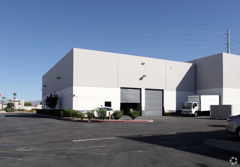 137 N Gibson Rd, Henderson, NV à vendre - Photo de l’immeuble – Image 3 sur 4