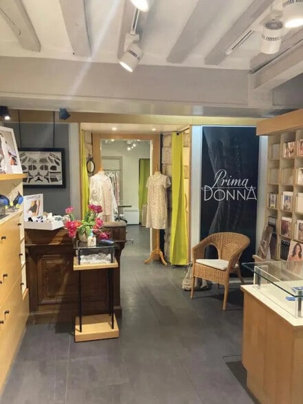 Local commercial dans Vannes à louer - Photo de l’immeuble – Image 1 sur 3